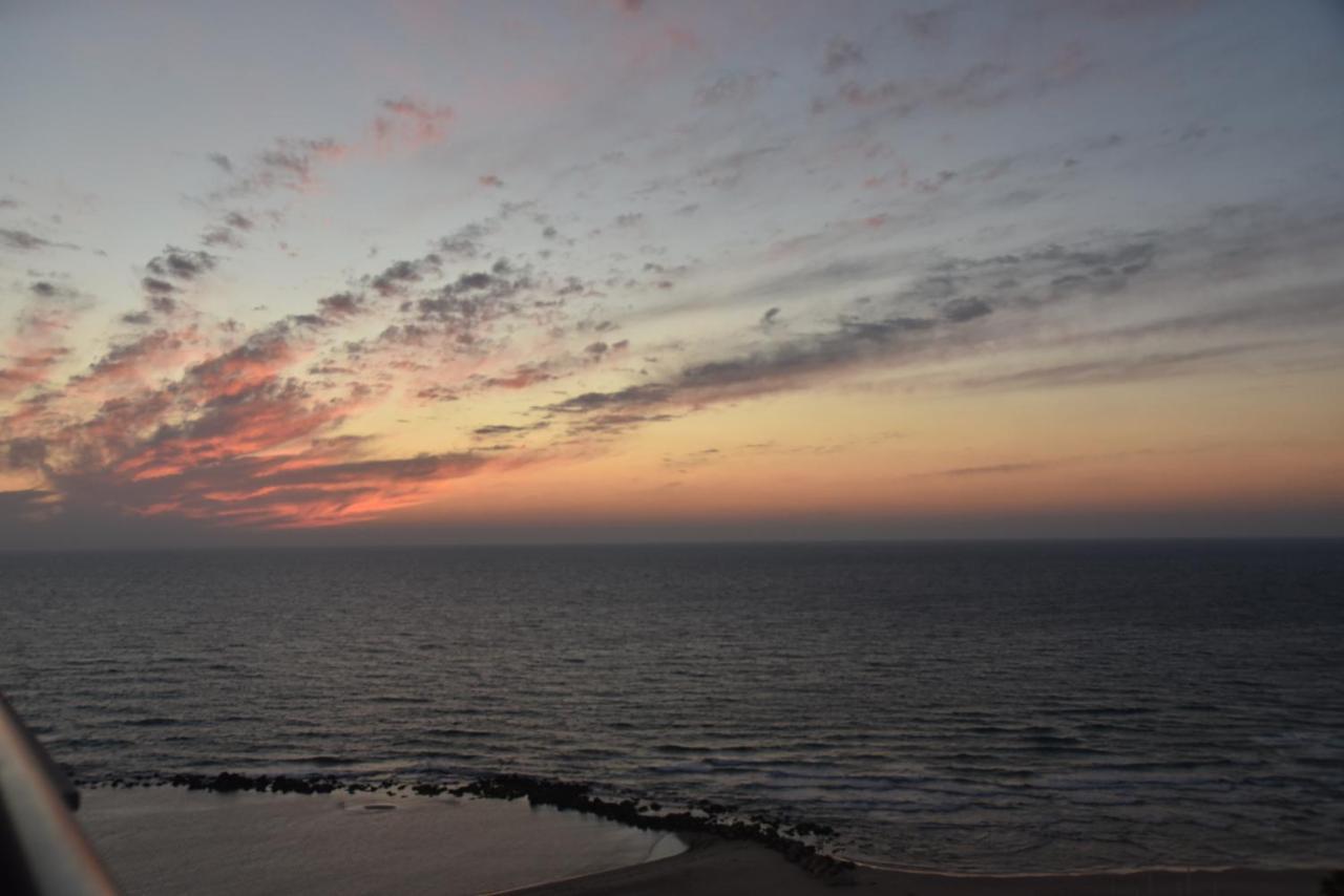 Penthouse Apartment On The Beach Bat Yam Exterior photo