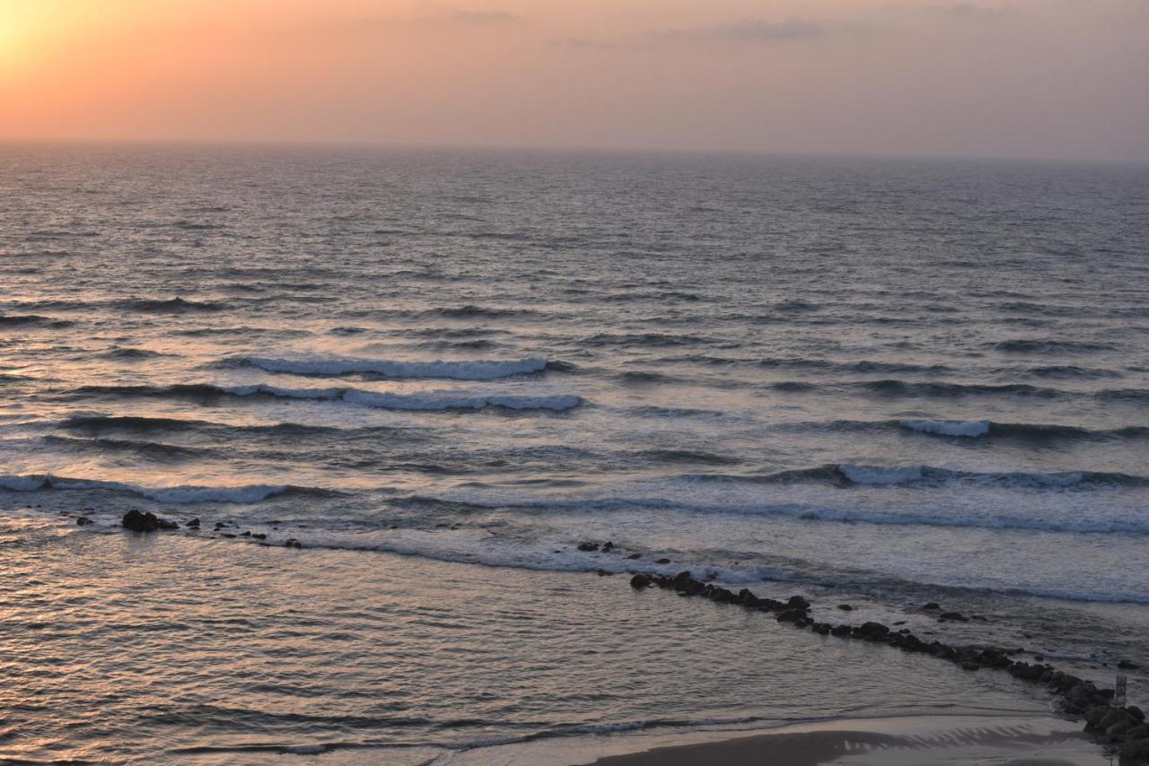 Penthouse Apartment On The Beach Bat Yam Exterior photo